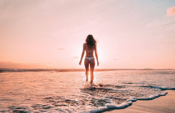 Sommerlicher Teint mit RevitaSun – Frau am Strand